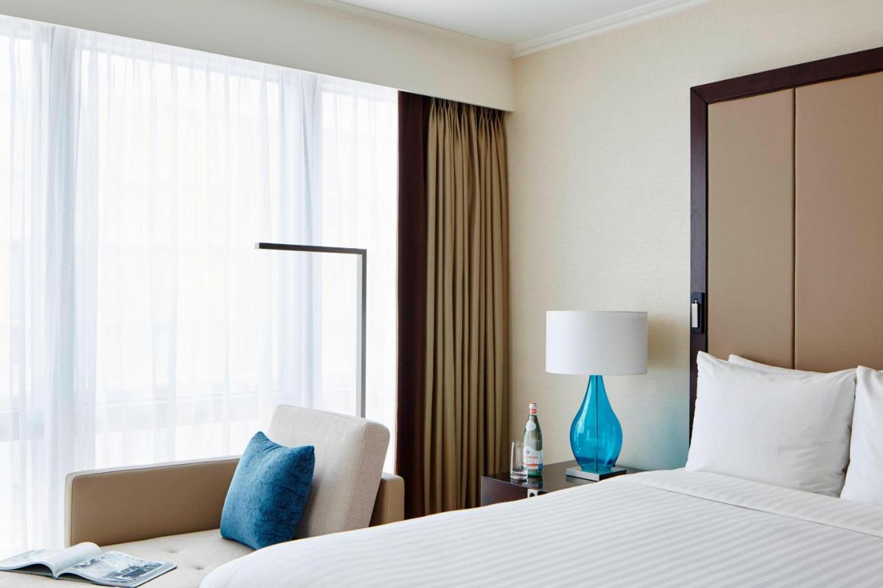 London Marriott Hotel Canary Wharf Exteriér fotografie A bedroom at the hotel