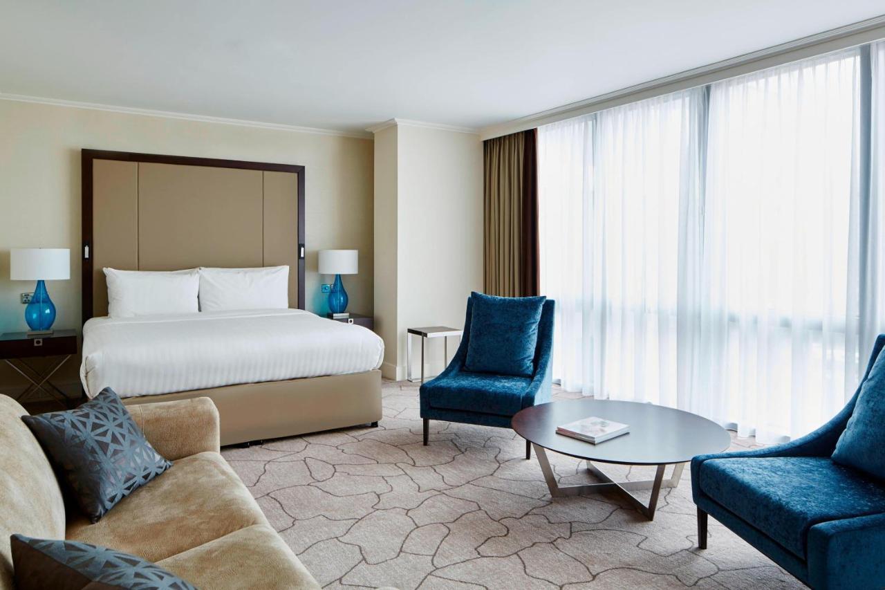London Marriott Hotel Canary Wharf Exteriér fotografie A suite at the Conrad London St. George's Wharf