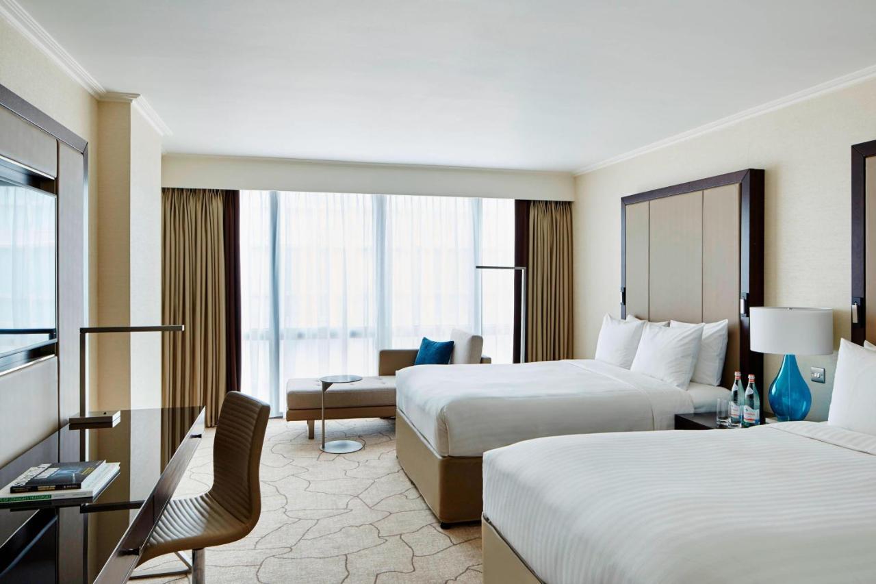 London Marriott Hotel Canary Wharf Exteriér fotografie A guest room at the Conrad Dubai