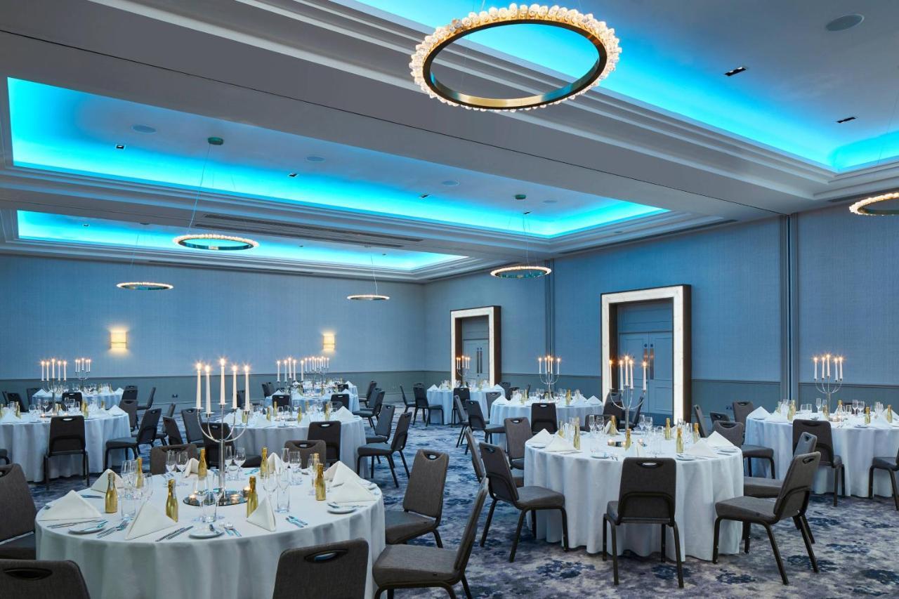 London Marriott Hotel Canary Wharf Exteriér fotografie The ballroom at the Hilton London Heathrow