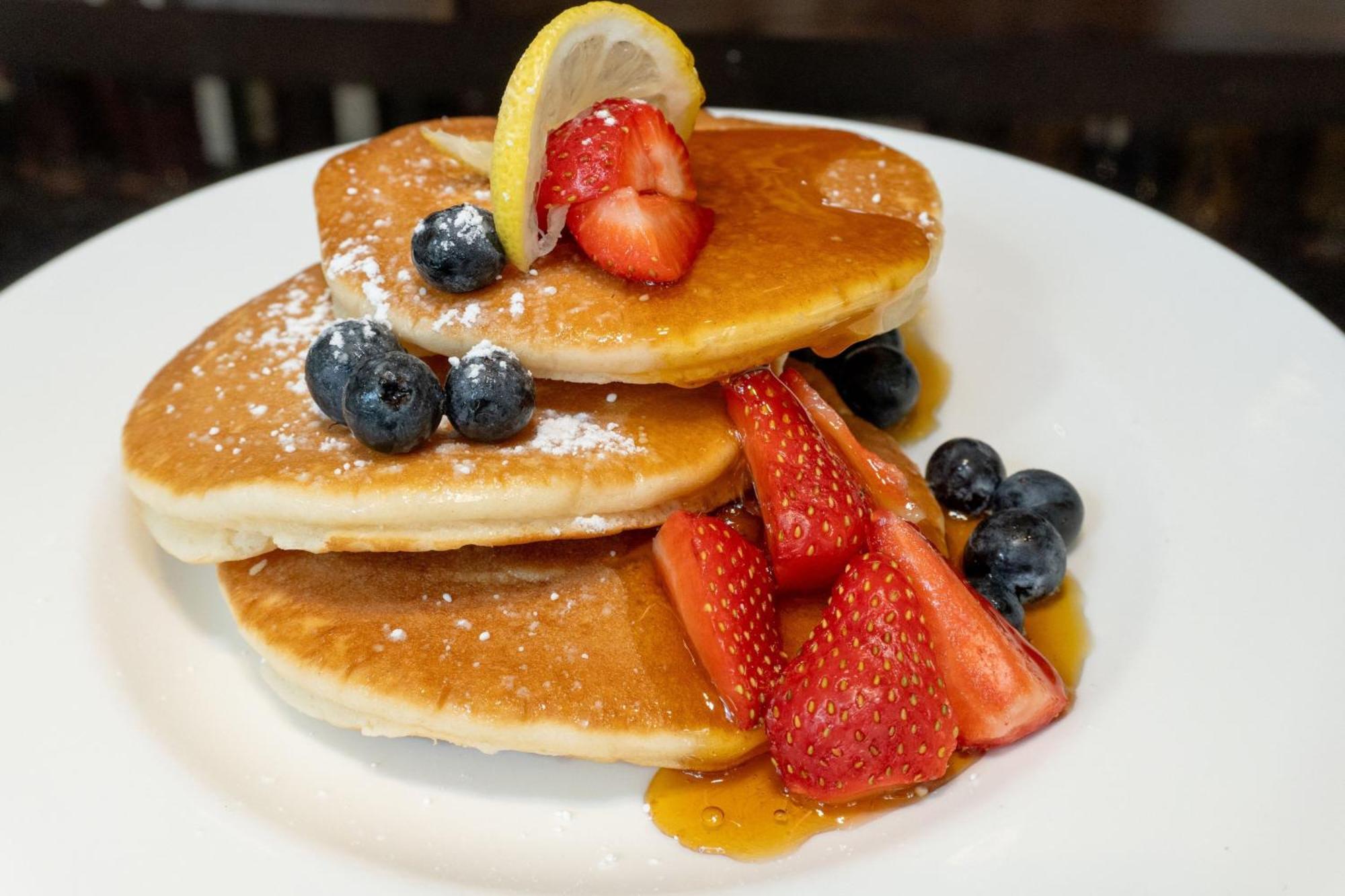 London Marriott Hotel Canary Wharf Exteriér fotografie American pancakes with fruit and maple syrup