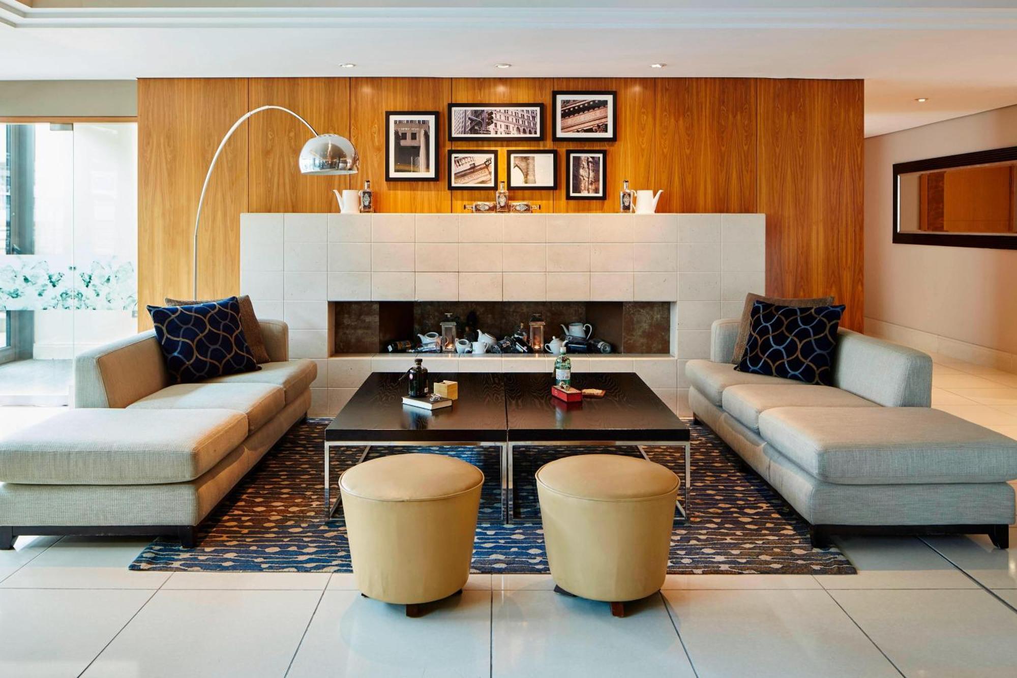London Marriott Hotel Canary Wharf Exteriér fotografie The interior of the lounge