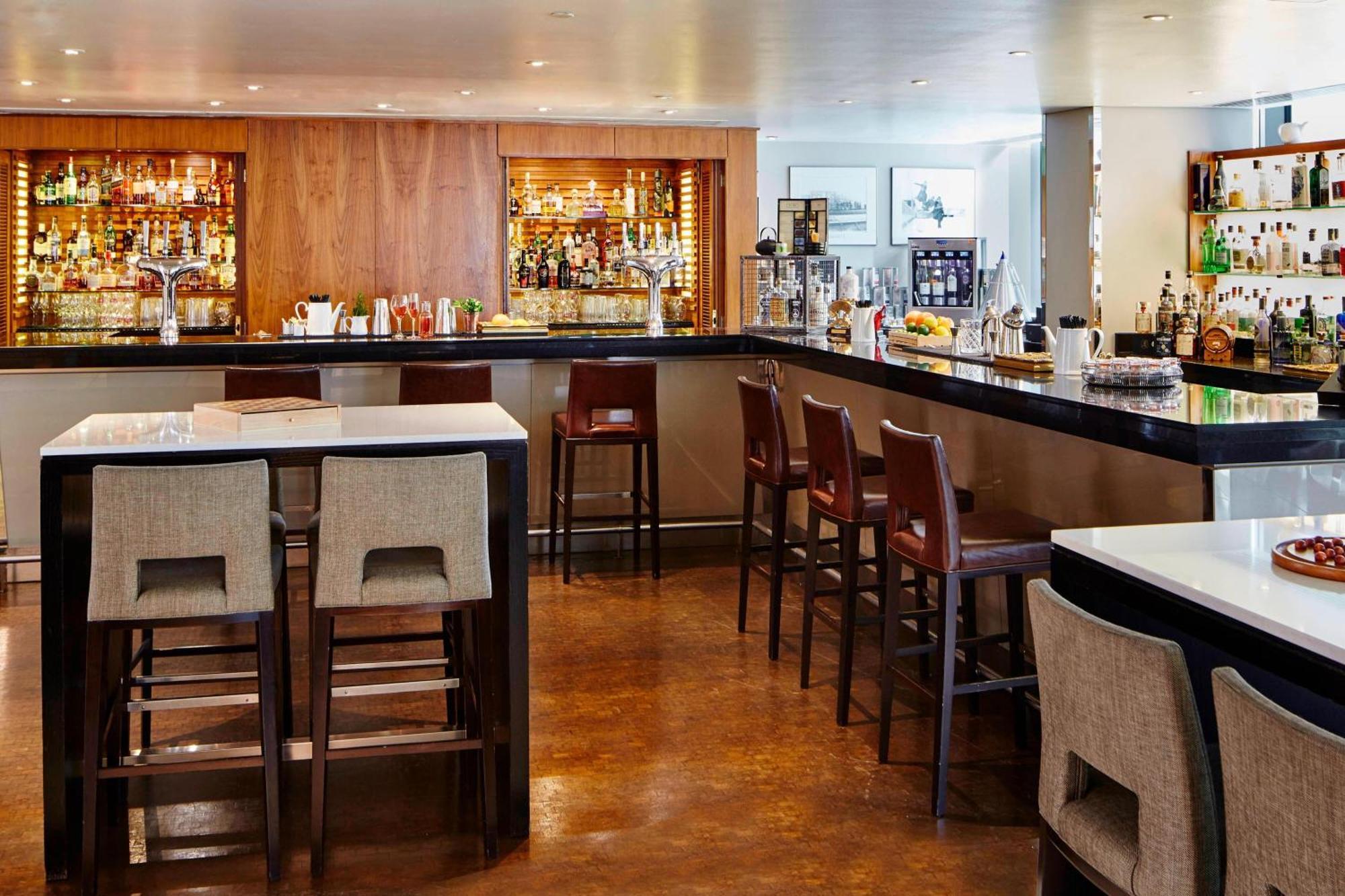 London Marriott Hotel Canary Wharf Exteriér fotografie The bar at the Connaught