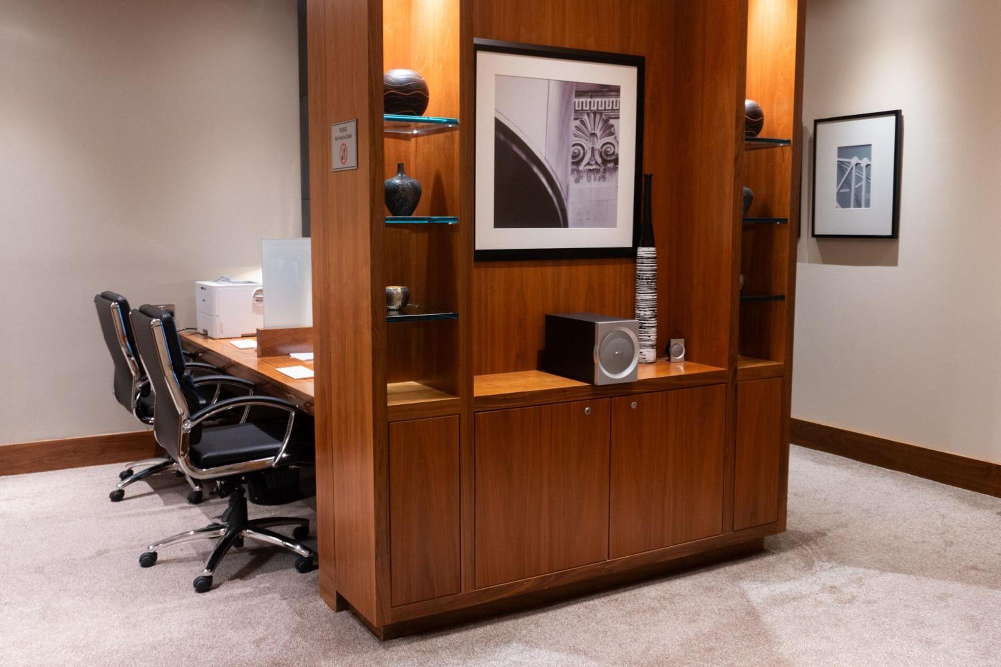London Marriott Hotel Canary Wharf Exteriér fotografie A typical office at the airport