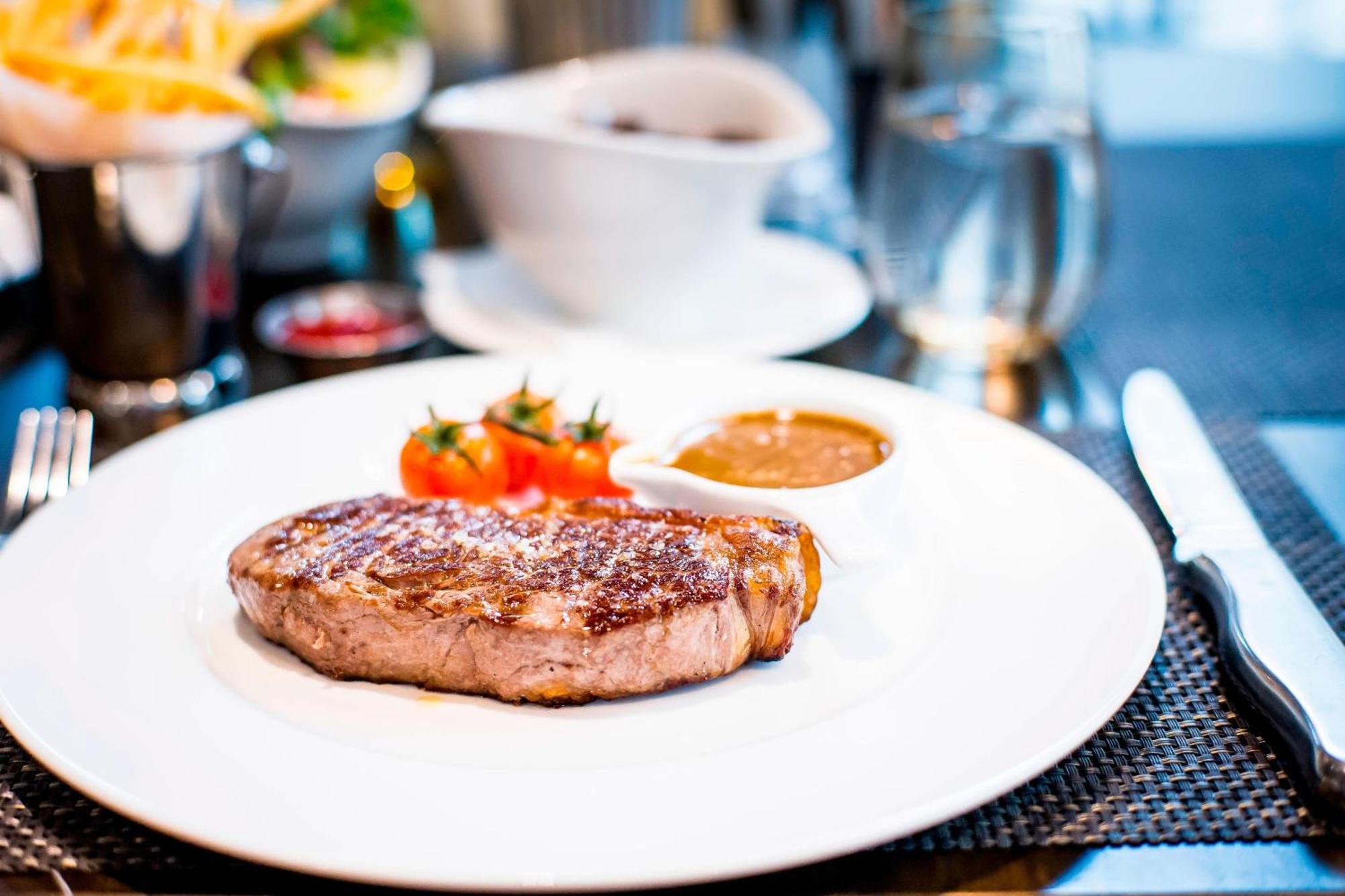 London Marriott Hotel Canary Wharf Exteriér fotografie A steak prepared in the French style