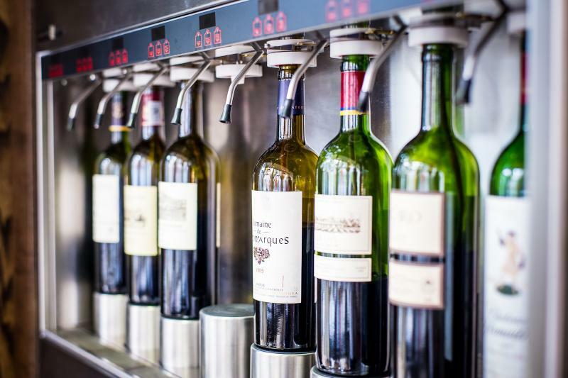 London Marriott Hotel Canary Wharf Exteriér fotografie Wine dispensing machine